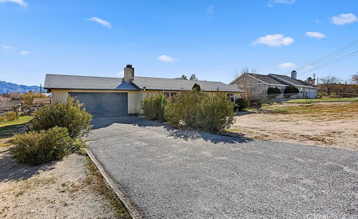18615 Willow St in Hesperia, CA - Building Photo