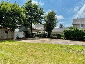 223 Jackson Ave, Unit 1221 in Mineola, NY - Foto de edificio - Building Photo