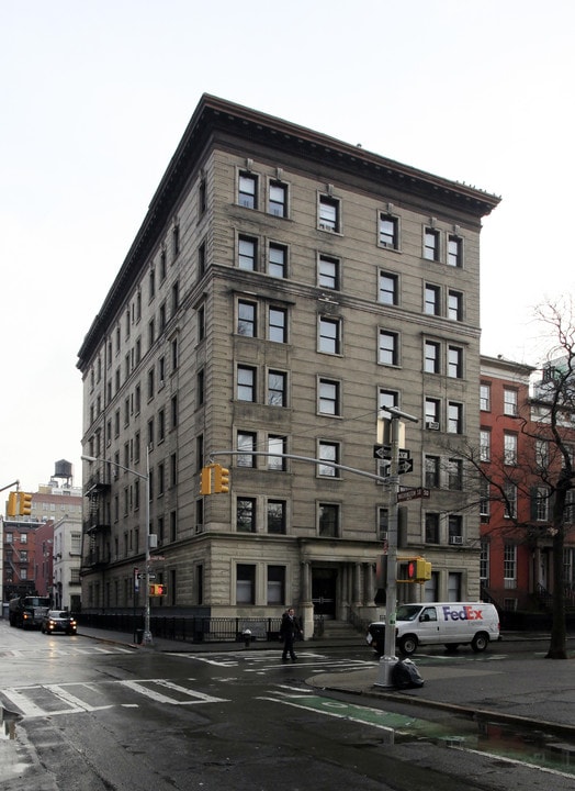 27 Washington Sq N in New York, NY - Building Photo