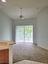 4239 Liron Ave-Unit -202 in Ft. Myers, FL - Foto de edificio - Building Photo