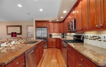 11404 NE 106th Ln in Kirkland, WA - Building Photo - Building Photo