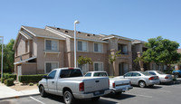 Summerhill Apartments in Bakersfield, CA - Foto de edificio - Building Photo