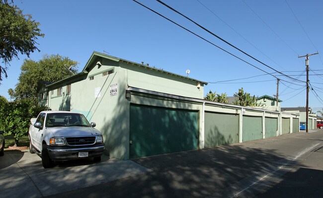 920-926 S Roberts St in Anaheim, CA - Building Photo - Building Photo