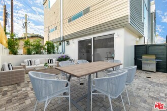 423 1/2 S Wilton Pl in Los Angeles, CA - Building Photo - Building Photo