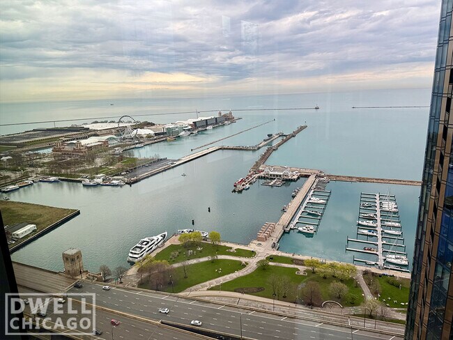 460 E Waterside Dr, Unit 1 in Chicago, IL - Building Photo - Building Photo