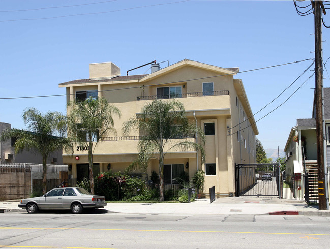 21505 Saticoy St in Canoga Park, CA - Building Photo - Building Photo