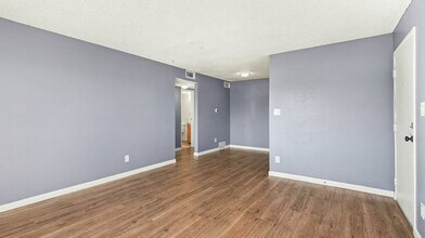10211 Ura Ln, Unit 204 in Denver, CO - Foto de edificio - Building Photo