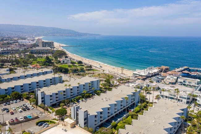 640 The Village, Unit 109 in Redondo Beach, CA - Foto de edificio - Building Photo
