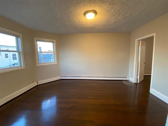 34 Speridakis Ter, Unit 3 in Cambridge, MA - Foto de edificio - Building Photo