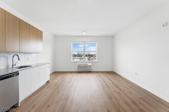 431 Dr Martin Luther King Jr Blvd in East Orange, NJ - Building Photo - Building Photo
