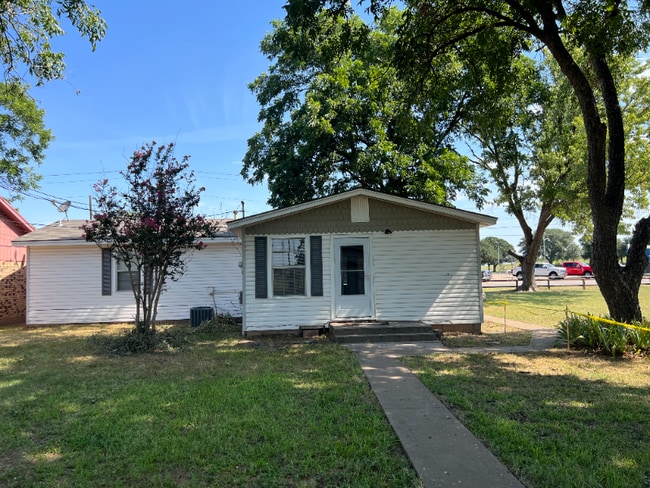 908 Sycamore Dr in Burkburnett, TX - Foto de edificio - Building Photo