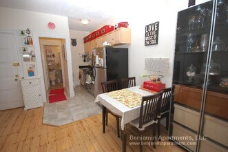 1067 Beacon St, Unit 7 in Brookline, MA - Foto de edificio - Building Photo