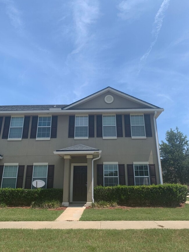 property at 2743 Hollybrook Ln