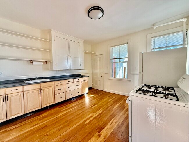 85 College Ave, Unit #2B in Somerville, MA - Building Photo - Building Photo