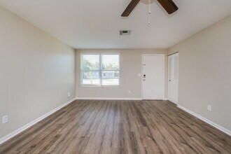 9499 Hayes St in Spring Hill, FL - Foto de edificio - Building Photo