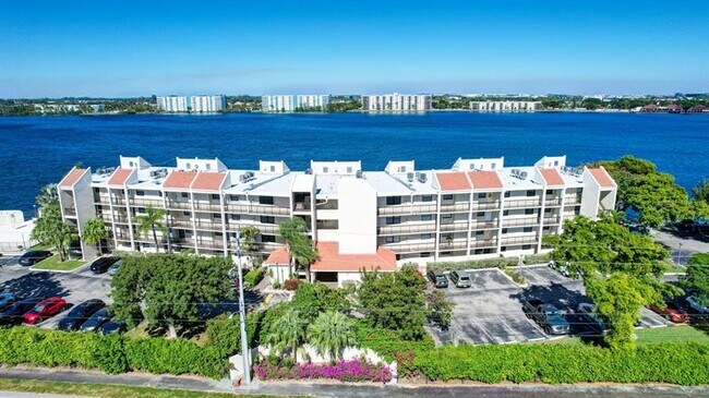 115 Lake Emerald Dr in Oakland Park, FL - Building Photo - Building Photo