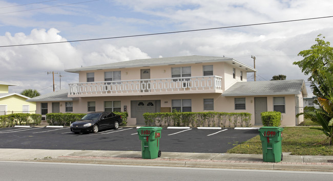 1100 Blue Heron Blvd in Riviera Beach, FL - Foto de edificio - Building Photo