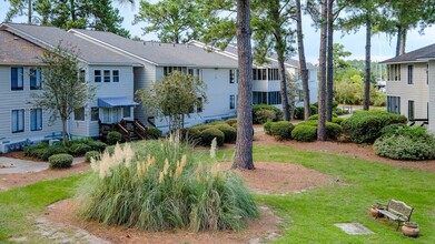 River Crossing Apartments in Thunderbolt, GA - Foto de edificio - Building Photo