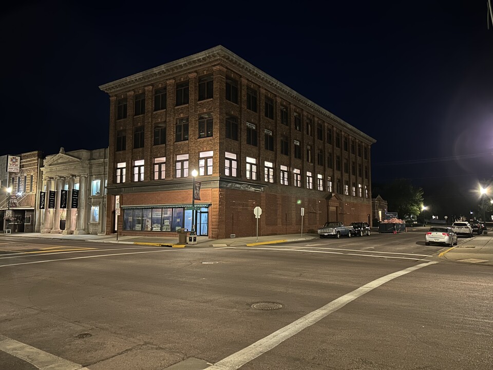 223 N Main St in Mitchell, SD - Foto de edificio