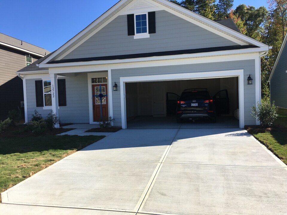12722 Heath Grove Dr in Huntersville, NC - Building Photo