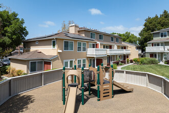 Corona Ranch in Petaluma, CA - Foto de edificio - Building Photo