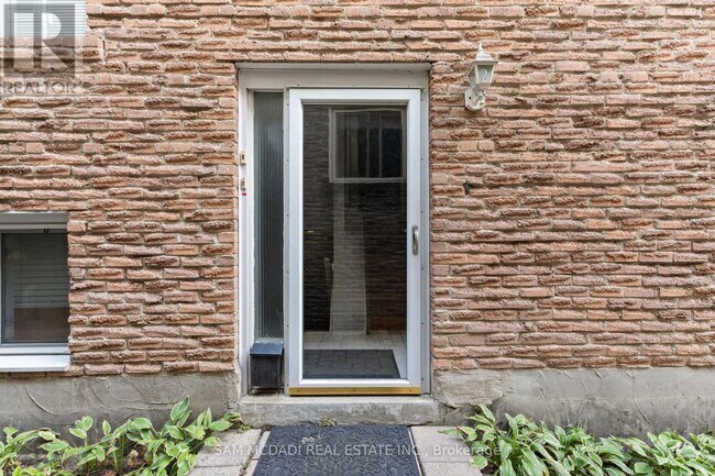 26 Pine Ave in Toronto, ON - Building Photo - Building Photo