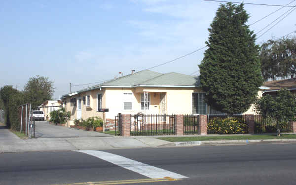 4437 Santa Ana St in Cudahy, CA - Foto de edificio