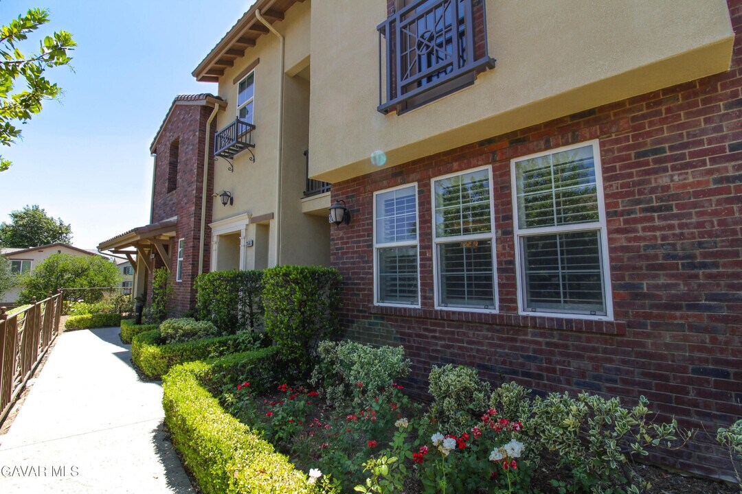 28562 Herrera St in Santa Clarita, CA - Building Photo