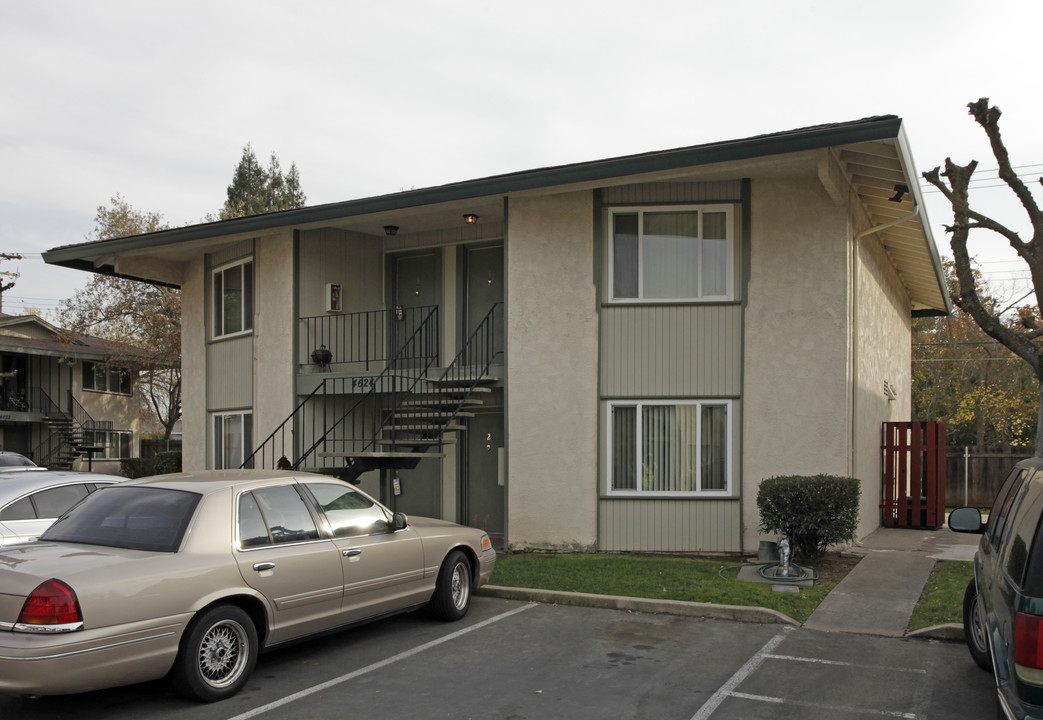 Ashdale Court Apartments in Sacramento, CA - Building Photo