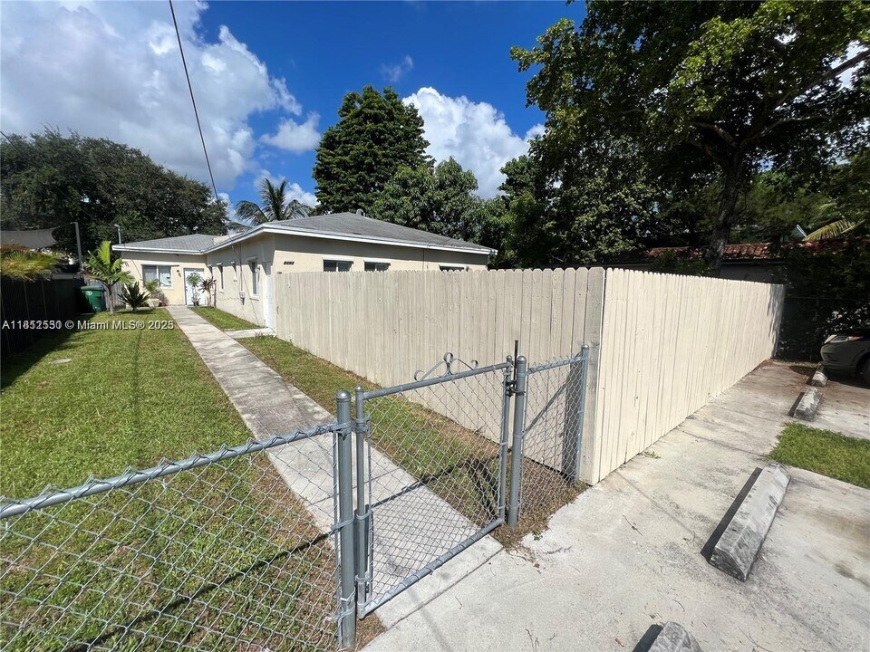 8290 NE 1st Ave in Miami, FL - Building Photo