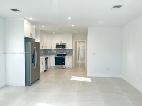 6331 SW 23rd St in Miami, FL - Foto de edificio - Building Photo