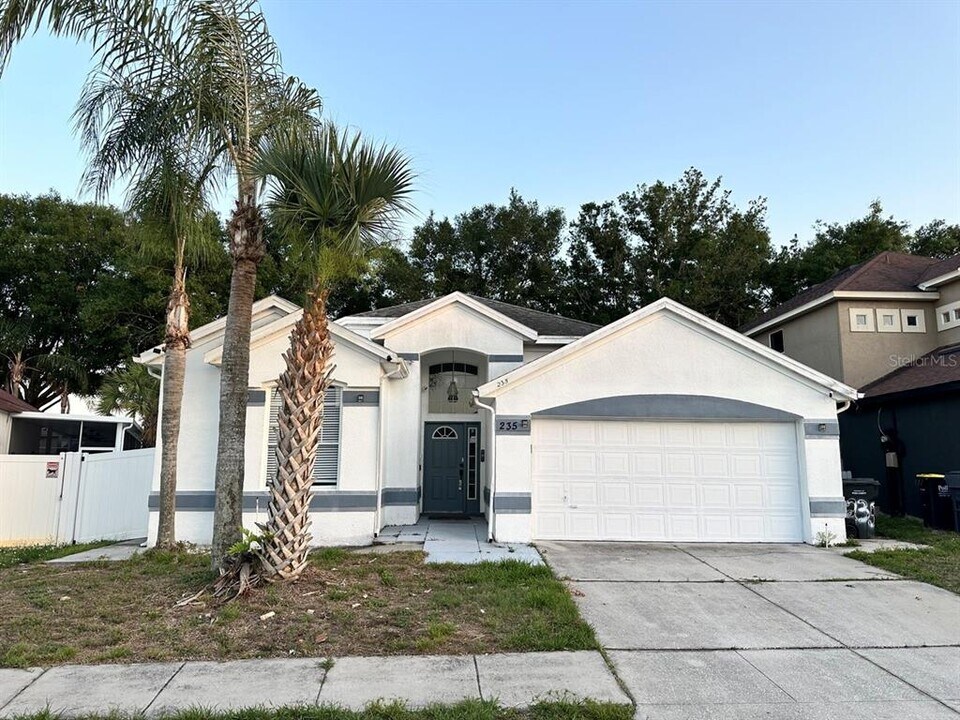235 Riggs Cir in Davenport, FL - Building Photo