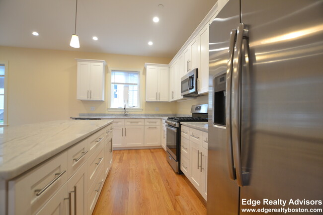 5R Sparhawk St, Unit 1 in Boston, MA - Building Photo - Building Photo