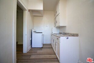 1316 N Mariposa Ave in Los Angeles, CA - Building Photo