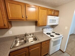 225 Hillview Ln, Unit 203 in Youngwood, PA - Building Photo - Building Photo