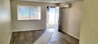 1526 W Main St in Medford, OR - Building Photo