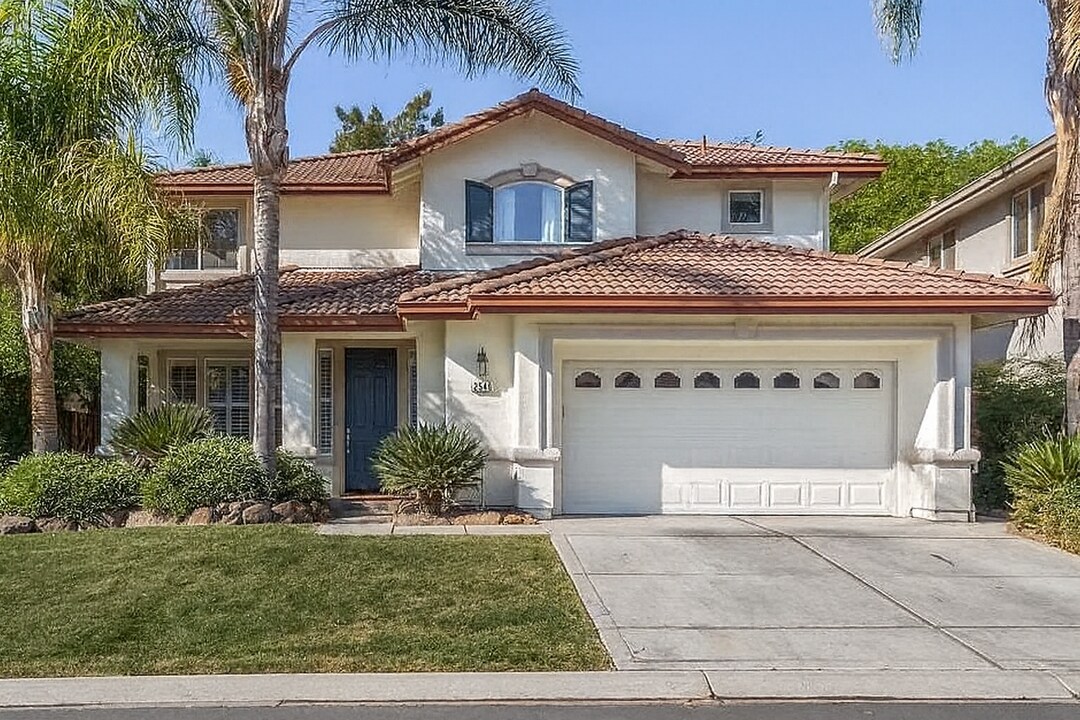 2540 Crescent Way in Discovery Bay, CA - Building Photo