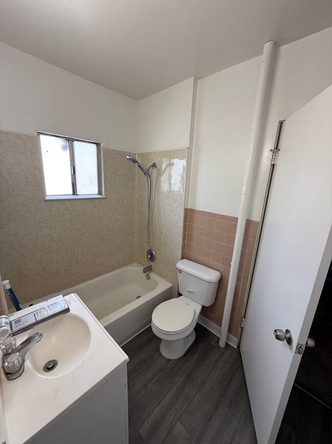 8607 Cedar St in Bellflower, CA - Building Photo - Building Photo