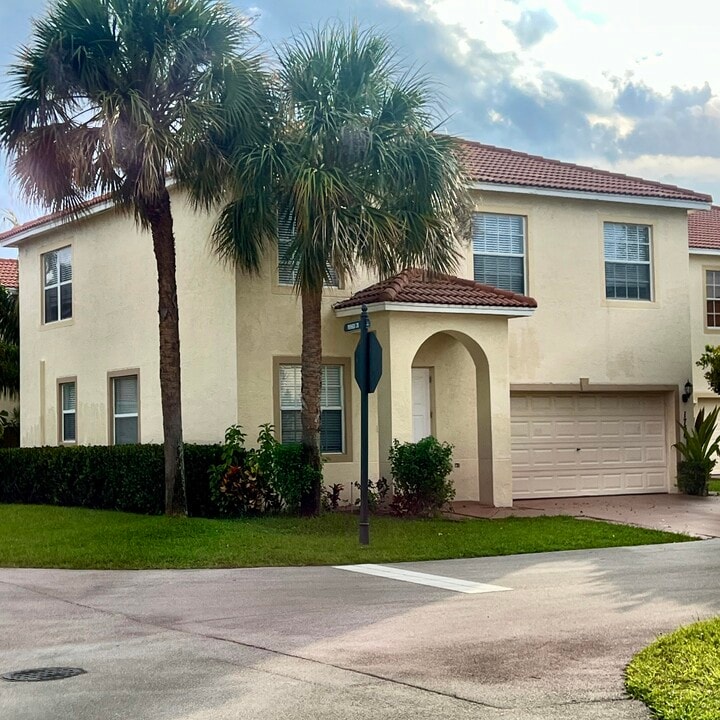 1756 Pierside Cir in Wellington, FL - Building Photo