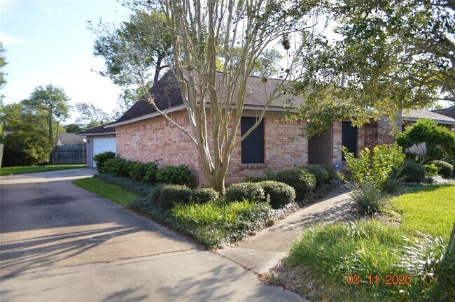 303 Lotus St in Lake Jackson, TX - Building Photo - Building Photo