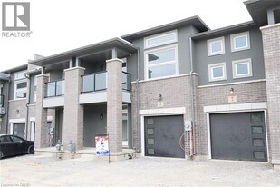 8 Renfrew Trl in Welland, ON - Building Photo