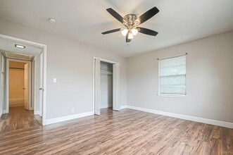 8430 Round Rock Dr in Houston, TX - Building Photo - Building Photo