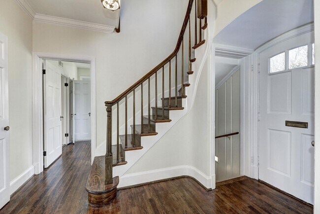 4910 Hillbrook Ln NW in Washington, DC - Building Photo - Building Photo