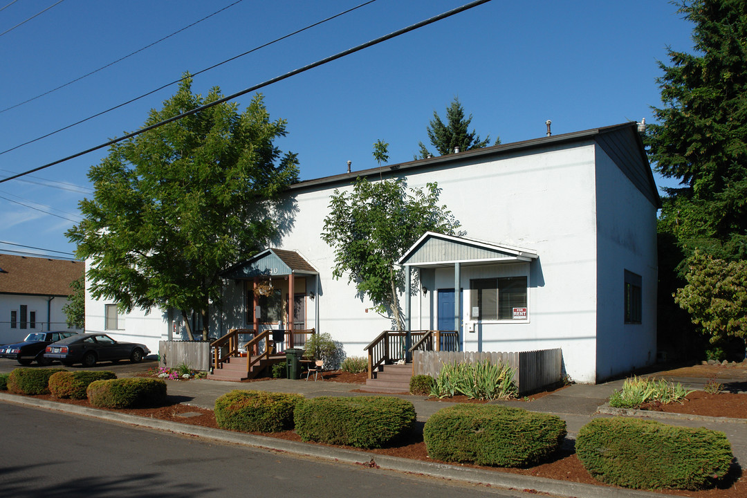 340 12th St in Springfield, OR - Building Photo