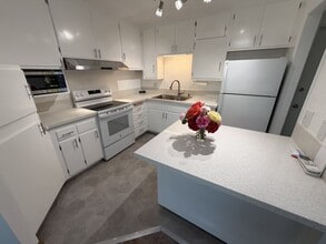 1949 Monte Vista Dr in Vista, CA - Foto de edificio - Building Photo