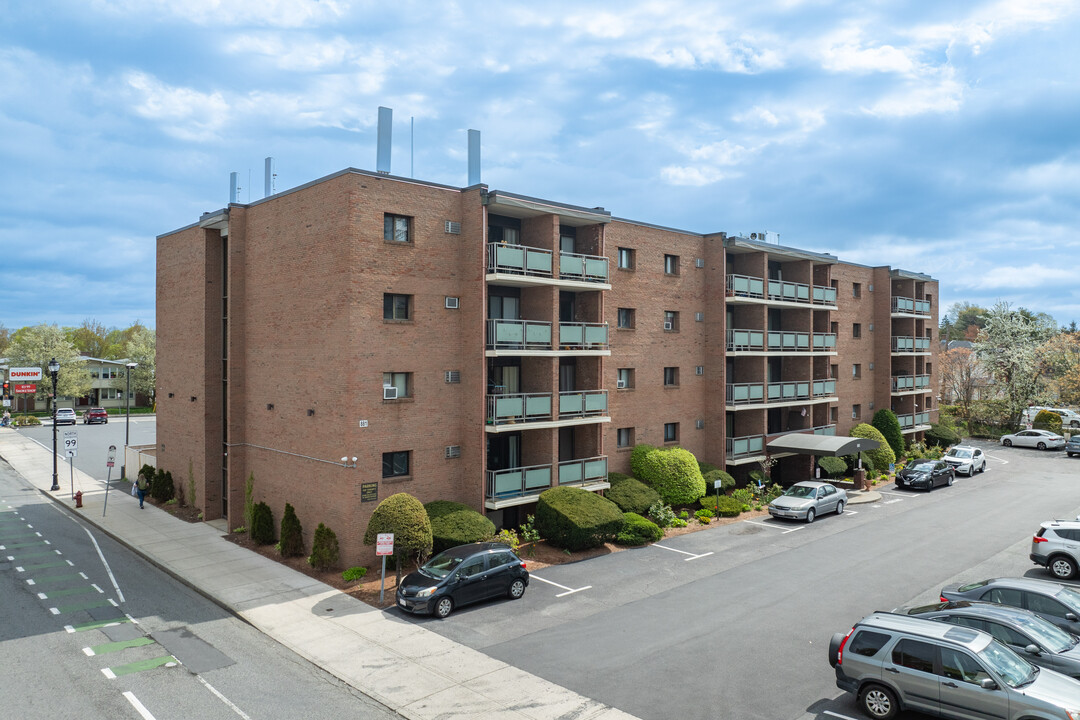 Regency Condominium in Everett, MA - Foto de edificio