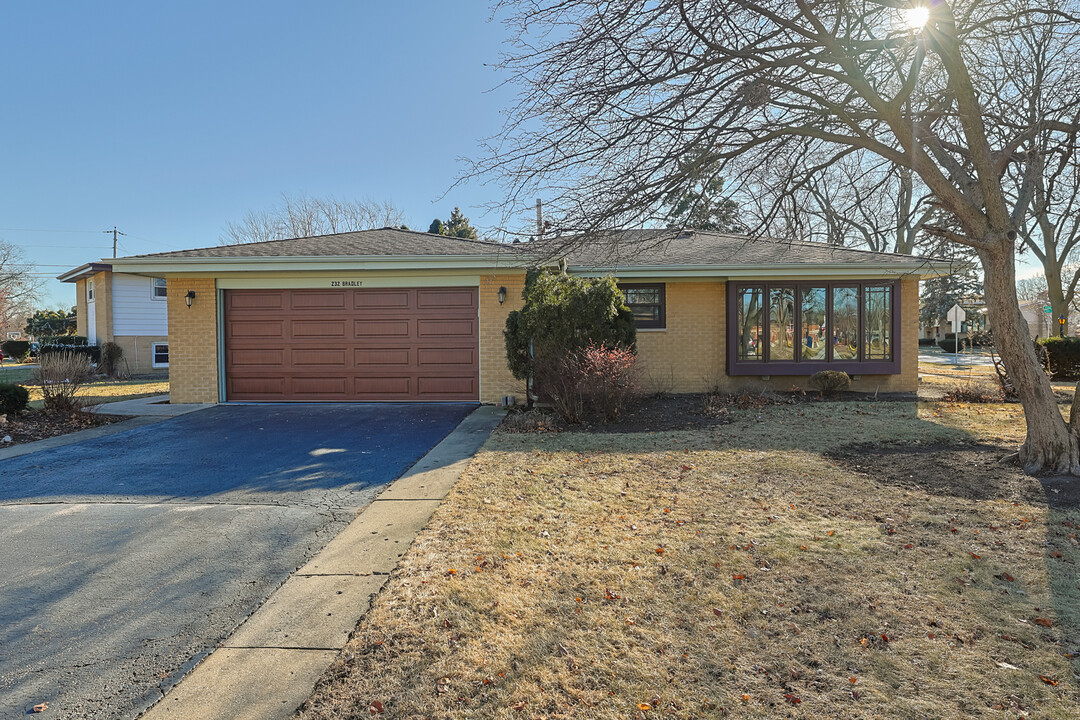 232 W Bradley St in Des Plaines, IL - Foto de edificio