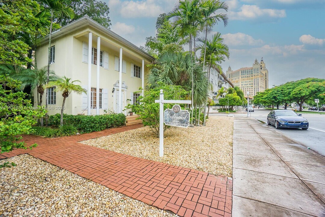 20 Alhambra Cir in Coral Gables, FL - Building Photo