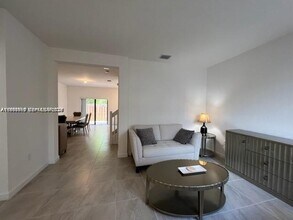 327 NE 208th Terrace in North Miami Beach, FL - Building Photo - Building Photo