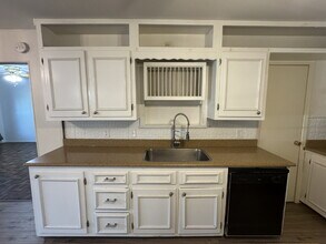 879 N Lydia Ave in Stephenville, TX - Building Photo - Building Photo